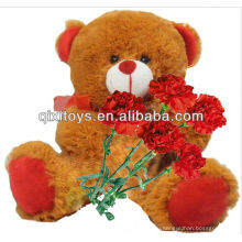 День подарков матери плюшевые сидит плюшевый медвежонок с красной гвоздикой